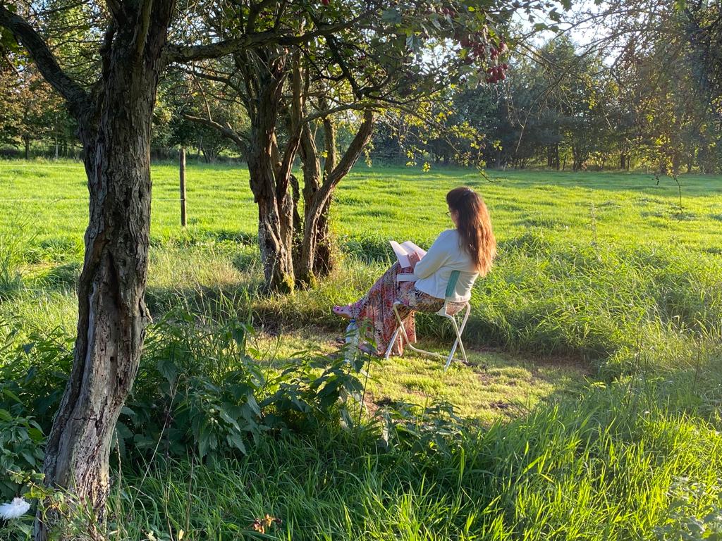 Femme-lisant-sous-un-arbre